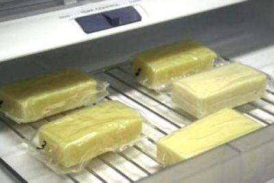 Ученые разработали съедобную пищевую упаковку из молочного белка