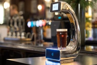 В лондонском баре появился первый в мире пивной автомат самообслуживания