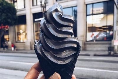 В Лос-Анджелесе продается черное мороженое с древесным углем