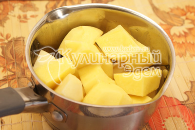 Картофель почистить, залить холодной водой, посолить и варить до готовности