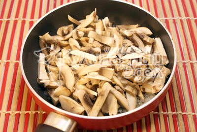 Добавить соломкой порезанные грибы шампиньоны и обжаривать 2-3 минуты. Посолить