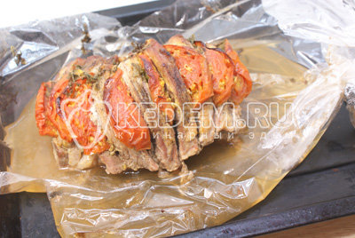 Положить мясо в пакет для запекания ТМ Paclan и закрепить зажимом. Готовить в духовке 40-45 минут  при температуре 200 градусов С