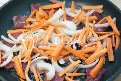 Добавить соломкой порезанную морковь. Обжаривать 3-5 минут