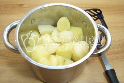 Поставить варить, после закипания посолить. Варить до готовности на среднем огне.Слить воду с готовой картошки и накрыть крышкой.