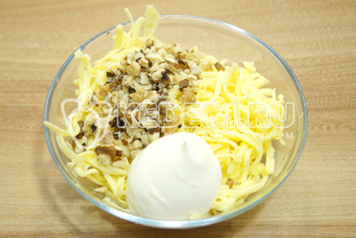 В миску натереть сыр, добавить измельченные грецкие орехи, прессованный чеснок и майонез. Хорошо перемешать.
