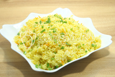 Готовый рис выложить на блюдо и посыпать мелко нашинкованным зеленым луком.