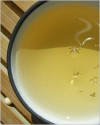 Другой вариант приготовления чая – заваривание в чайничке. 