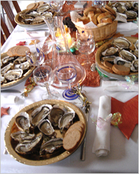 Устрицы, омары, фаршированная рыба и чёрная икра – атрибуты роскоши, которые стремятся позволить себе все французы на Рождество.