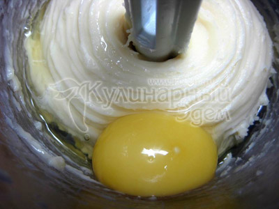Затем добавляем яйца: постепенно, по одному. Продолжаем взбивать тесто.