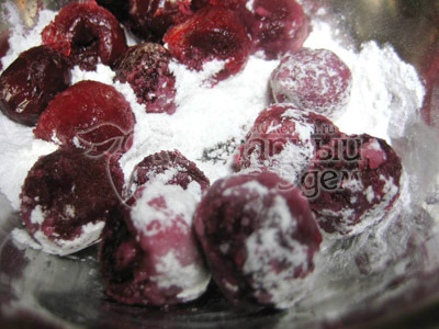 Первым делом, засыпаем миску с размороженными ягодами сахарной пудрой, все хорошо перемешиваем.
