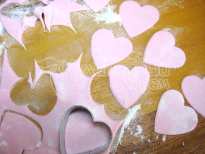 Вырезаем формочкой сердечки-валентинки и оставляем их на плоской поверхности подсыхать.