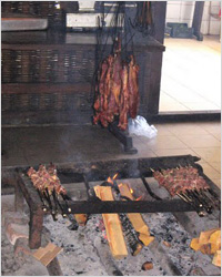 Мясо коптится над огнем