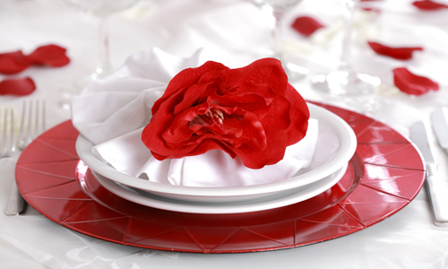 красный цветок на столе