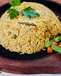 Бурый рис на гарнир с овощами и зеленью