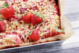 Пирог с клубникой