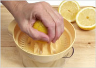 Как отжать лимонный сок 04