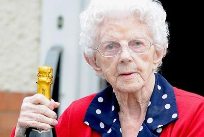 110-летняя британка говорит, что своим долголетием обязана виски