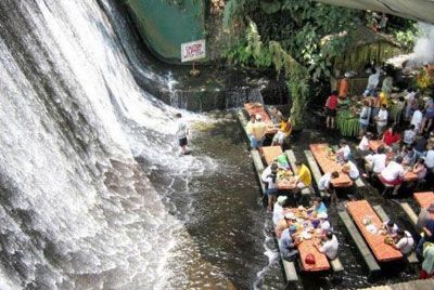 Ресторан под водопадом