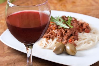 Чтобы снизить холестерин, нужно запивать мясо красным вином