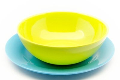 Употребление горячей еды из пластиковой посуды может быть опасным для здоровья