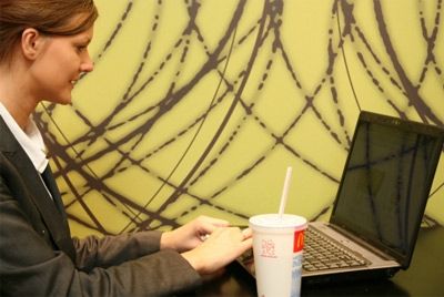 Американским студентам приходится чаще посещать МакДональдс из-за бесплатного Wi-Fi
