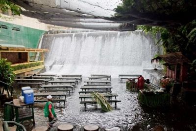 Ресторан с водопадом на Филиппинах