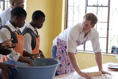 Принц Гарри учит африканских детей готовить сладости