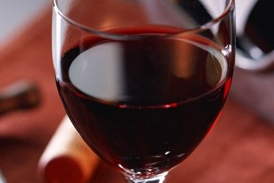 Умеренное употребление красного вина защитит от сердечных приступов