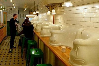Лондонский предприниматель превратил общественный туалет в кафе