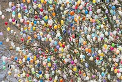 Яблоня, украшенная 10000 пасхальных яиц