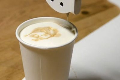Робот рисует портреты на кофе
