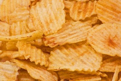 Пугающая правда о чипсах: съедая одну пачку чипсов в день, вы выпиваете 5 литров масла в год