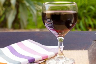 Всего пара бокалов вина может заставить вас съесть на 400 калорий больше