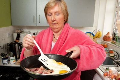 Женщина, которая готовит и ест во сне
