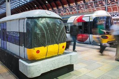 В лондонском метро появился торт в виде поезда