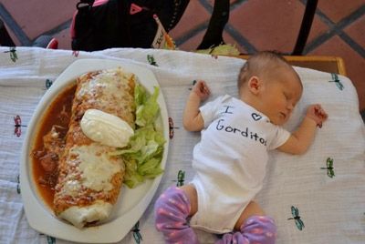 Ресторан предлагает буррито размером с ребенка