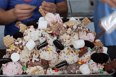 Сойдет за мировой рекорд? 80 шариков мороженого еле уместились на подносе 