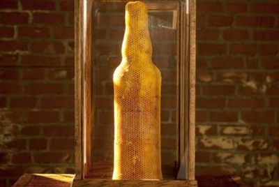 Бутылка для виски, сделанная пчелами
