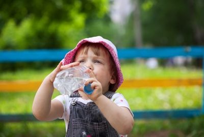 Эксперты призывают родителей давать детям воду вместо фруктовых напитков