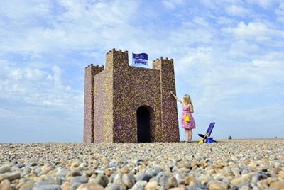 Шоколадный замок, построенный на пляже