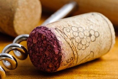 Ученые раскрыли секрет неприятного запаха пробкового вина