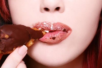Ученые выяснили, почему женщины любят сладкое