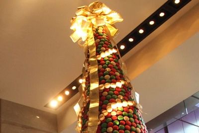 Рождественская елка из 8000 пирожных