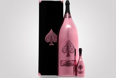 Самая большая бутылка розового шампанского