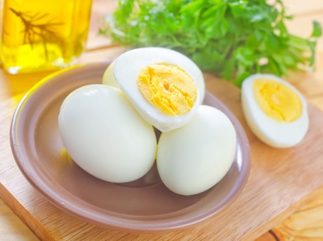В британских магазинах будут продавать вареные очищенные яйца