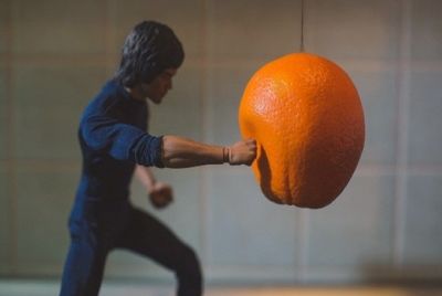 Брюс Ли сражается с гигантскими фруктами
