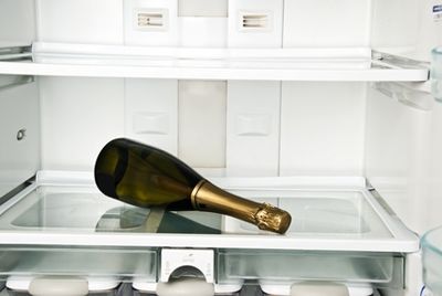 Почему шампанское лучше хранить в холодильнике