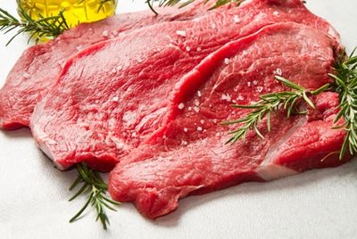 Красное мясо в больших количествах увеличивает риск болезни Альцгеймера