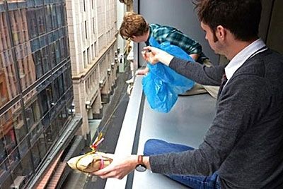 Австралийское кафе доставляет бутерброды при помощи парашютов