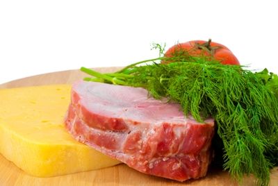 Употребление большого количества мяса и сыра в среднем возрасте опасно так же, как курение